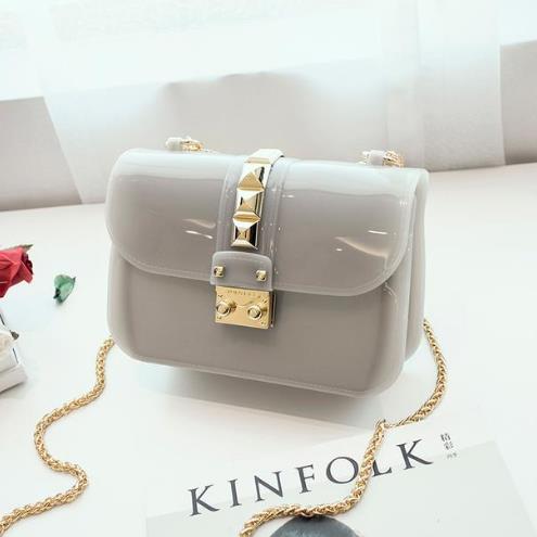 磨砂果冻斜挎包搭配:时尚又百搭斜挎包分享(图) 磨砂果冻斜挎包搭配:时尚又百搭斜挎包分享(图)