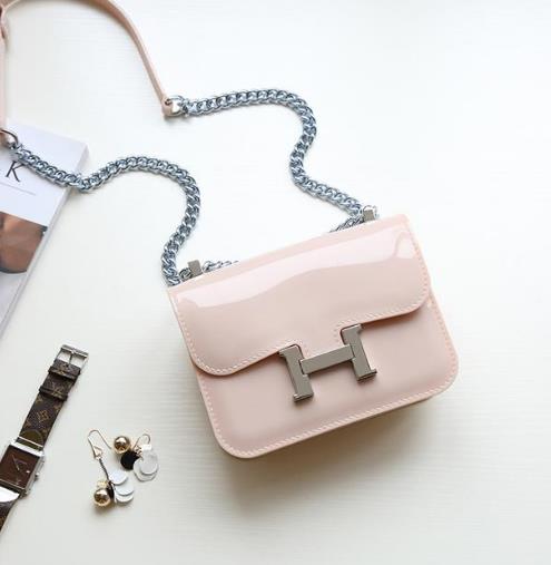 磨砂果冻斜挎包搭配：时尚又百搭斜挎包分享（图）