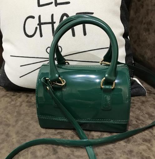 磨砂果冻斜挎包搭配：时尚又百搭斜挎包分享（图）