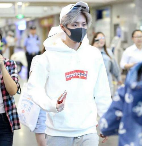 	
杨幂同款粉色星球彩虹刺绣连帽套头卫衣搭配（图）
