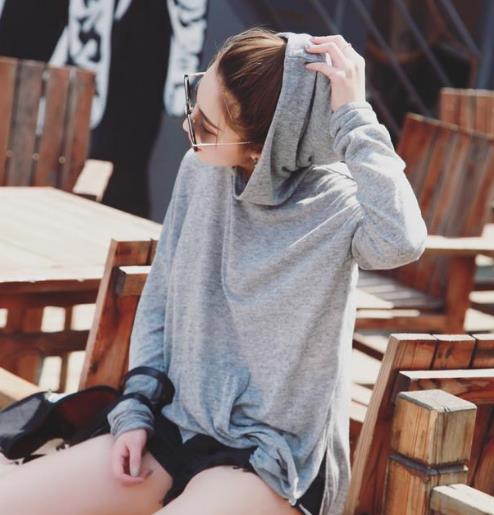 	
杨幂同款粉色星球彩虹刺绣连帽套头卫衣搭配（图）
