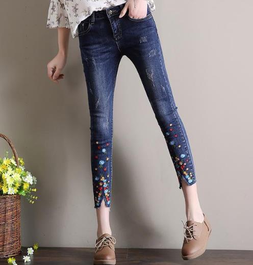 今年流行韩版破洞牛仔裤：显瘦牛仔裤凸显大长腿