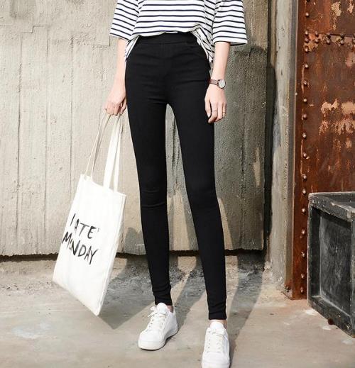 今年流行韩版破洞牛仔裤：显瘦牛仔裤凸显大长腿