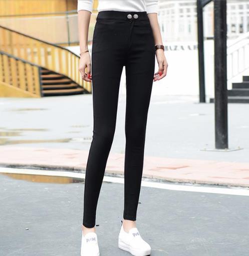 今年流行韩版破洞牛仔裤：显瘦牛仔裤凸显大长腿