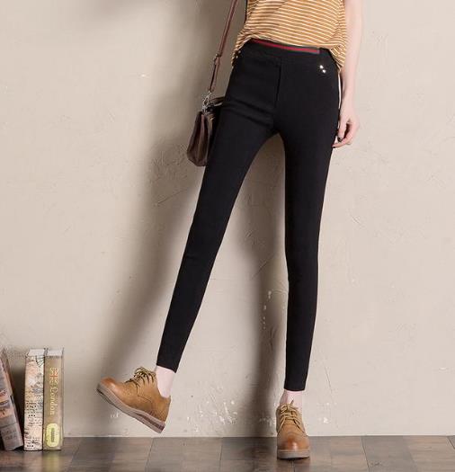 今年流行韩版破洞牛仔裤：显瘦牛仔裤凸显大长腿