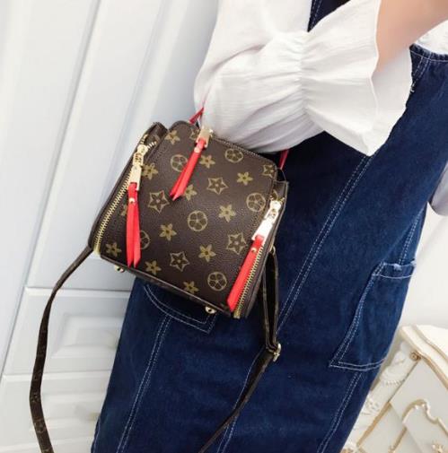 都市丽人的偏爱款蛇纹小方包：尽显性感魅力（图）