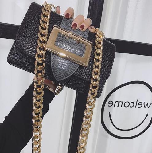 都市丽人的偏爱款蛇纹小方包：尽显性感魅力（图）