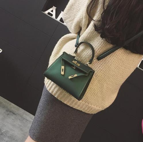 都市丽人的偏爱款蛇纹小方包：尽显性感魅力（图）