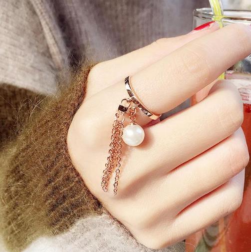 简约又时髦的戒指单品：高贵珍珠流苏钛钢戒指（图）