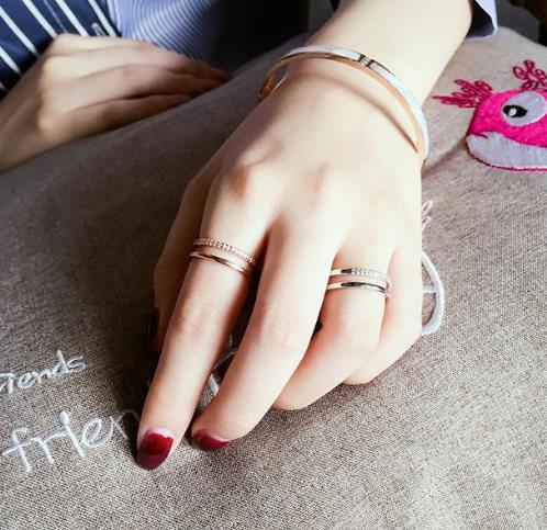 简约又时髦的戒指单品：高贵珍珠流苏钛钢戒指（图）