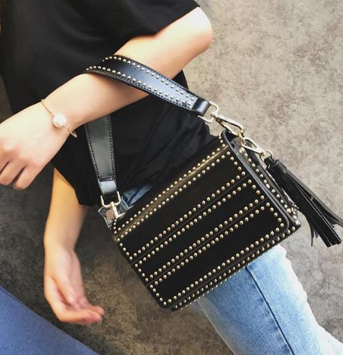 2017新款铆钉流苏包搭配:简约时尚复古风(图) 2017新款铆钉流苏包搭配:简约时尚复古风(图)