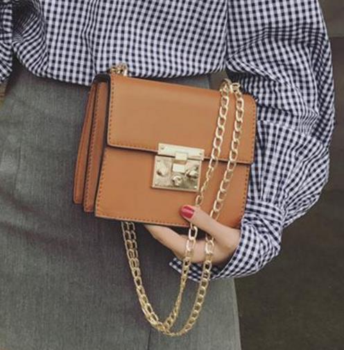 2017新款铆钉流苏包搭配:简约时尚复古风(图) 2017新款铆钉流苏包搭配:简约时尚复古风(图)