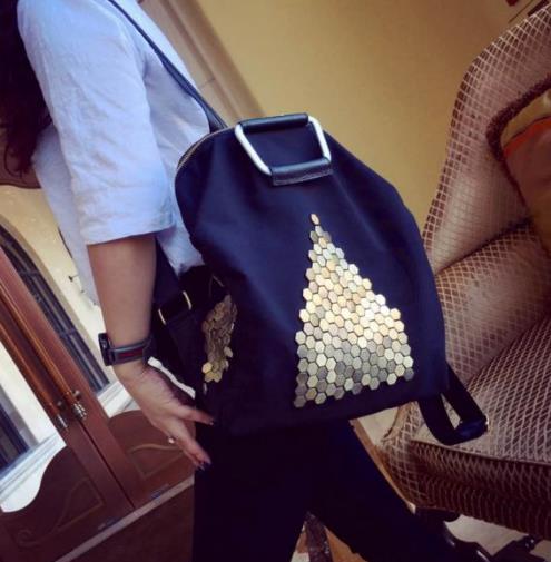 游玩必备牛津布铆钉双肩包:百搭个性又潮流(图) 游玩必备牛津布铆钉双肩包:百搭个性又潮流(图)