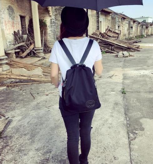 游玩必备牛津布铆钉双肩包：百搭个性又潮流（图）