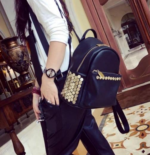 游玩必备牛津布铆钉双肩包：百搭个性又潮流（图）