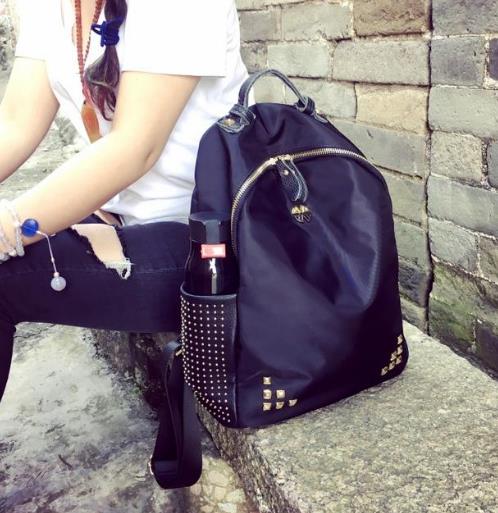 游玩必备牛津布铆钉双肩包：百搭个性又潮流（图）