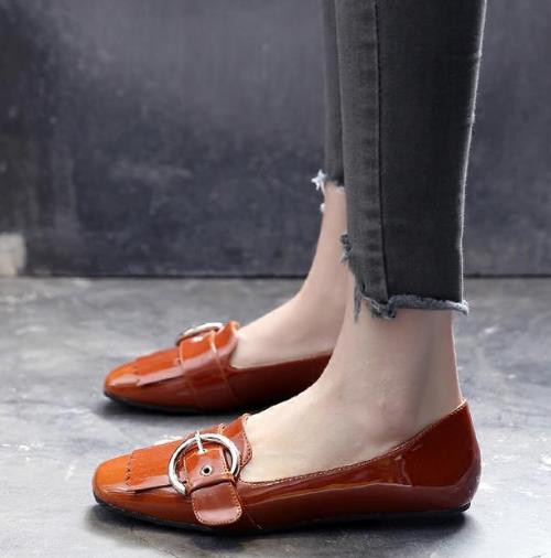 有腔调的方头平底鞋：6款平底鞋提升时尚品味（图）