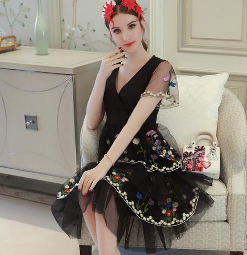 高跟鞋搭配不规则裙蕾丝连衣裙：妥妥的时尚范（图）