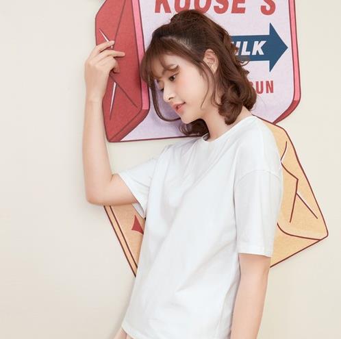 牛仔裙搭配喇叭V领衬衫：6款V领衬衫彰显女人味