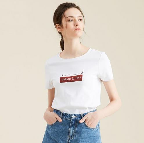 牛仔裙搭配喇叭V领衬衫：6款V领衬衫彰显女人味