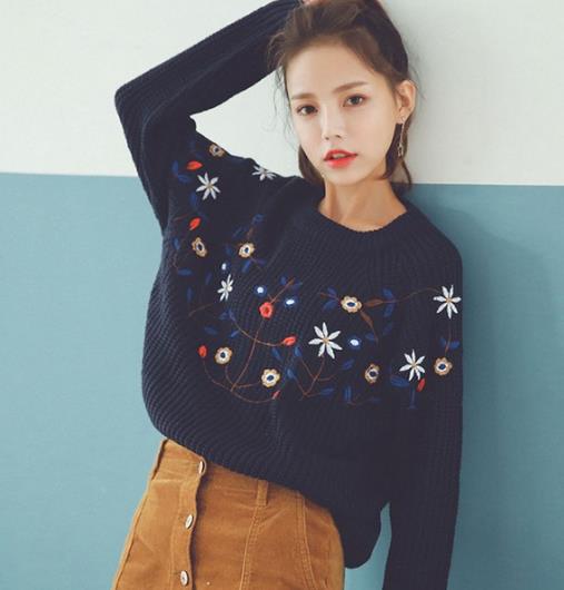 半身裙搭配圆领刺绣针织衫:青春减龄针织衫推荐 半身裙搭配圆领刺绣针织衫:青春减龄针织衫推荐