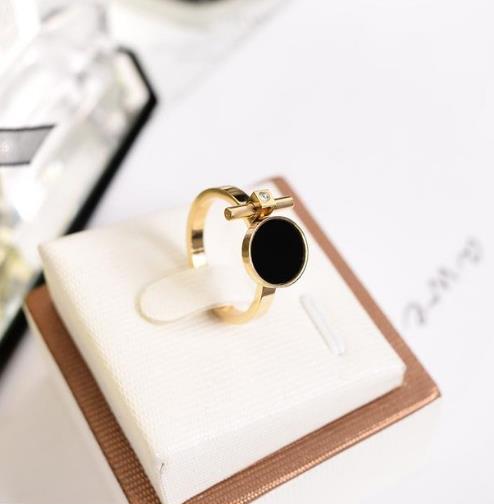 简约大方日韩版时尚个性混搭戒指搭配推荐(图) 简约大方日韩版时尚个性混搭戒指搭配推荐(图)