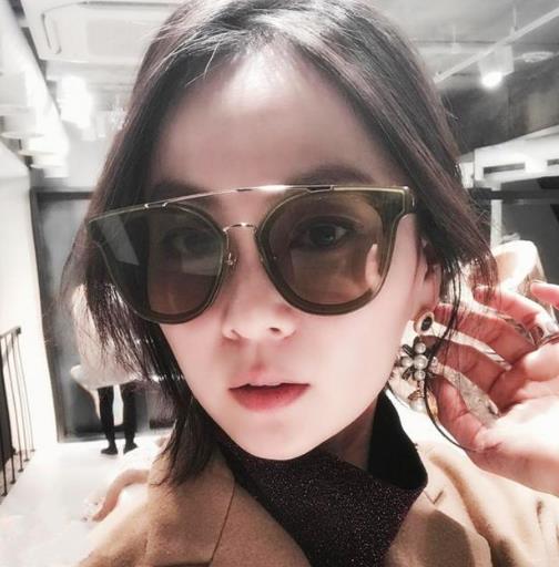 李小璐同款彩色透明太阳镜:简约又不失典雅(图) 李小璐同款彩色透明太阳镜:简约又不失典雅(图)