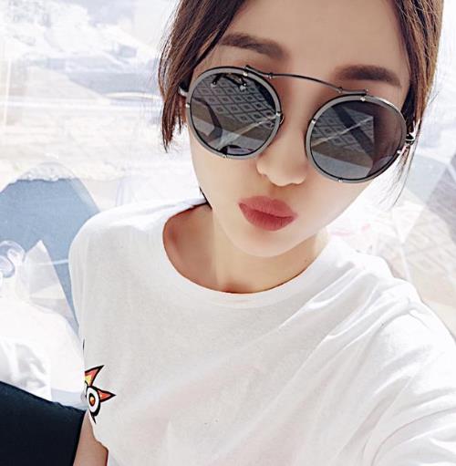 李小璐同款彩色透明太阳镜:简约又不失典雅(图) 李小璐同款彩色透明太阳镜:简约又不失典雅(图)