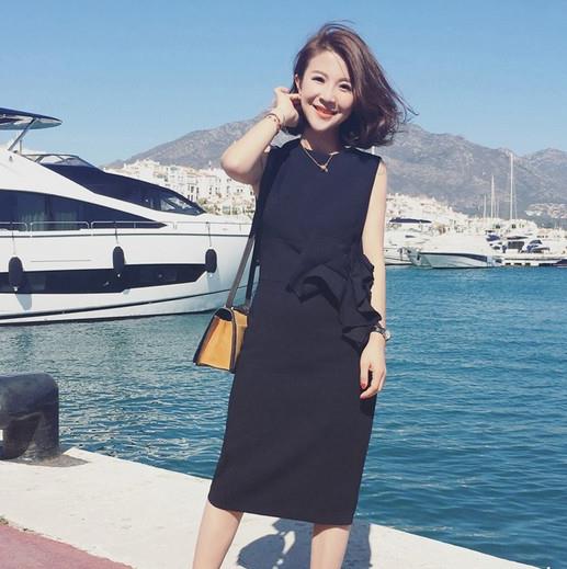 手拿包搭配蕾丝披肩礼服裙：时尚性感礼服裙推荐