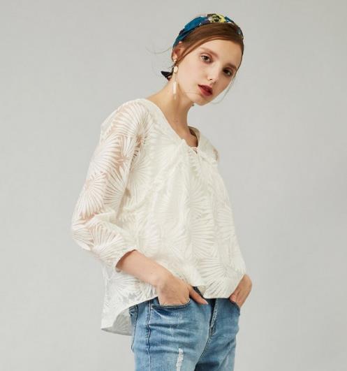 百褶纯色长袖上衣搭配格子裙：显瘦凸显窈窕身材