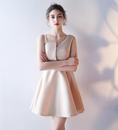 手拿包搭配蕾丝披肩礼服裙：时尚性感礼服裙推荐