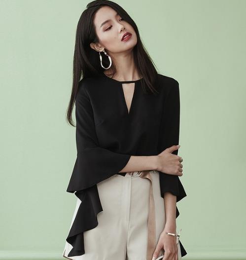 秋冬款基础款毛衣:金银丝喇叭袖毛衣十分时髦(图) 秋冬款基础款毛衣:金银丝喇叭袖毛衣十分时髦(图)