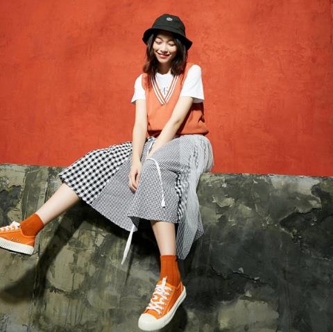 秋款一字领收腰开叉连衣裙搭配:时尚优雅范(图) 秋款一字领收腰开叉连衣裙搭配:时尚优雅范(图)