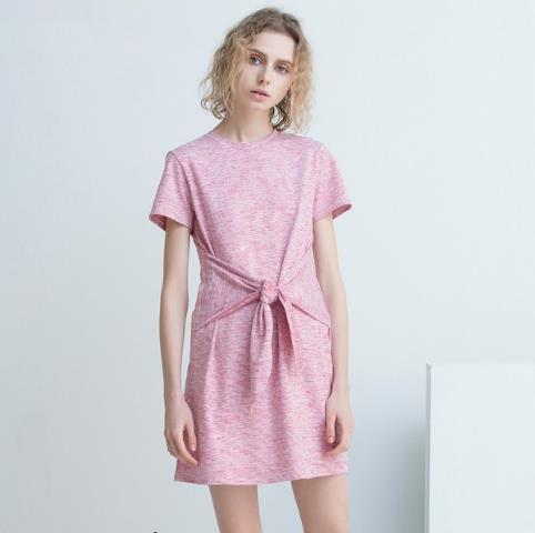 秋款一字领收腰开叉连衣裙搭配：时尚优雅范（图）