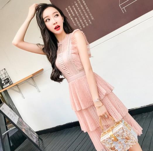 手拿包搭配蕾丝披肩礼服裙：时尚性感礼服裙推荐