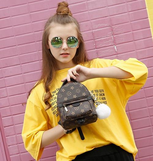 百搭潮品双肩包：学院风定型铆钉双肩包推荐（图）