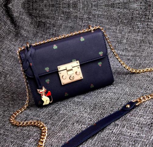 2017新上市小方包流行概念:时尚铆钉小方包推荐 2017新上市小方包流行概念:时尚铆钉小方包推荐