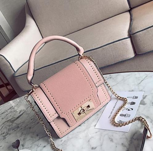 2017新上市小方包流行概念：时尚铆钉小方包推荐