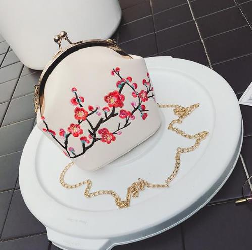 这几款时尚链条包百搭多变：随心所欲做女神（图）