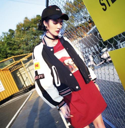 潮流又时尚就选短款夹克棒球服：减龄又显瘦（图）