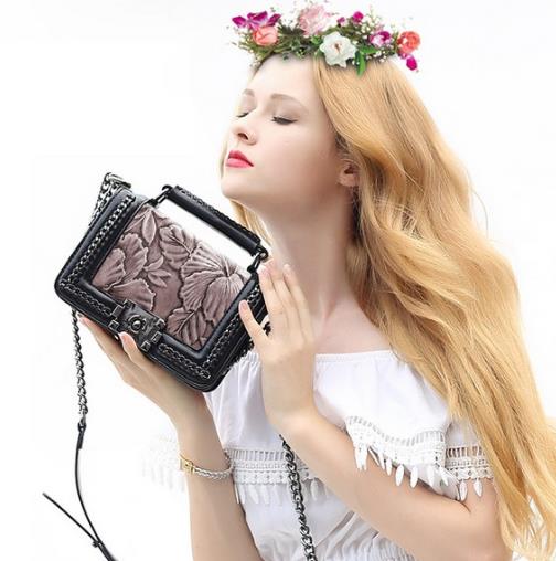 这几款链条包值得入手：牛皮压花链条包搭配（图）