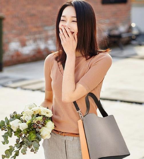 这几款链条包值得入手：牛皮压花链条包搭配（图）