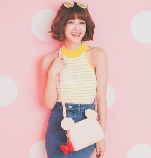 这几款链条包值得入手：牛皮压花链条包搭配（图）