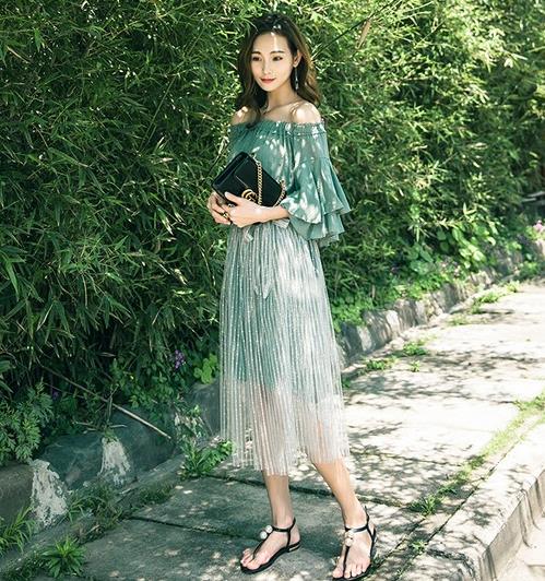 露肩网纱连衣裙两件套：彰显女人味连衣裙推荐