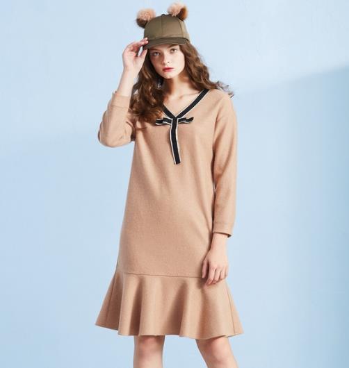 手拿包搭配格子包臀裙两件套:彰显秋日时尚气质 手拿包搭配格子包臀裙两件套:彰显秋日时尚气质