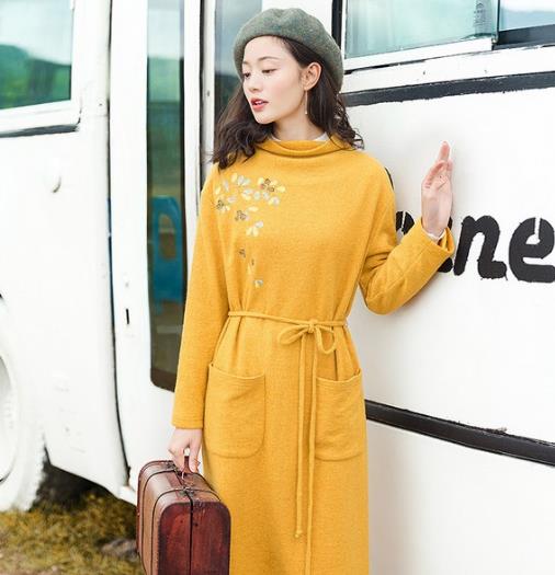 手拿包搭配格子包臀裙两件套:彰显秋日时尚气质 手拿包搭配格子包臀裙两件套:彰显秋日时尚气质