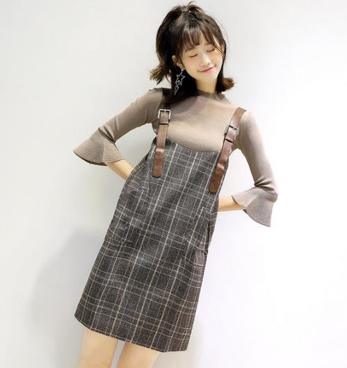 手拿包搭配格子包臀裙两件套：彰显秋日时尚气质