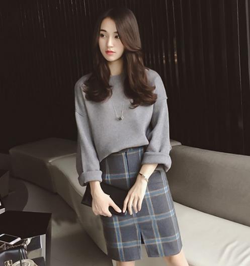 手拿包搭配格子包臀裙两件套：彰显秋日时尚气质