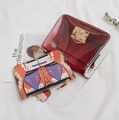 杨幂机场同款红色斜挎小包包：个性时髦洋气（图）