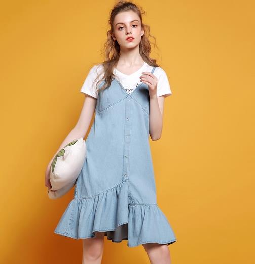 白T搭配荷叶边牛仔背带裙：6款背带裙减龄分享